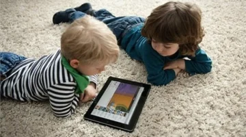 تحذير تربوي: الجلوس لساعات أمام الهاتف يزيد خطر الجلطات عند الأطفال